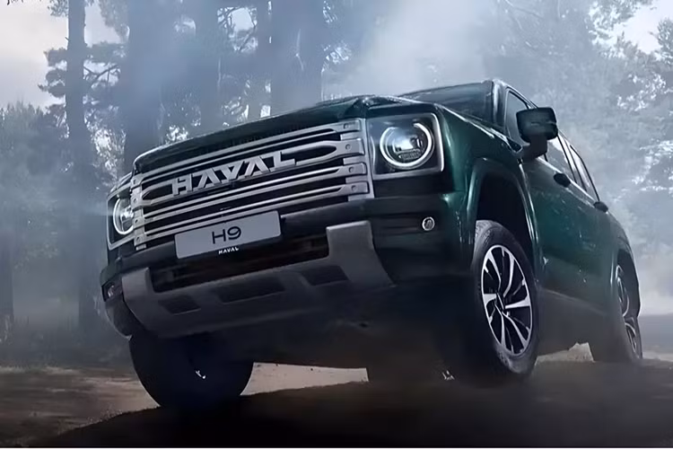 Bên hông thân xe, đường gân thân xe chạy dọc toàn bộ thân xe, các đường nét lõm và lồi thể hiện cảm giác khỏe khoắn đặc trưng của dòng xe địa hình hầm hố. Thiết kế vòm bánh xe lớn kiểu chiến trường phản ánh hình dáng cứng cáp của thân xe, làm nổi bật đặc điểm của một chiếc xe địa hình cứng cáp.