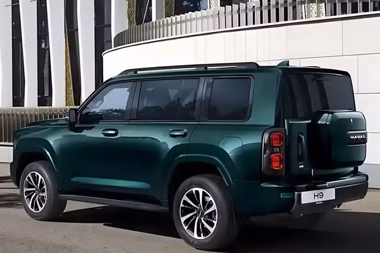Ở phía sau, chiếc xe Haval H9 thế hệ mới trông giống như một chiếc xe địa hình cốt lõi tiêu chuẩn, với lốp dự phòng bên ngoài và đèn hậu phân bố dọc không thiếu. Tất nhiên, cửa cốp cũng tiếp tục thiết kế mở sang một bên.