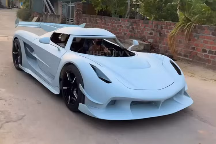 Sản phẩm độ chế Koenigsegg Jesko của Nhết TV đã khiến cư dân mạng không khỏi thích thú, vì nó khá giống với chiếc xe megacar Koenigsegg Jesko mà Christian von Koenigsegg đã mất nhiều năm công sức nghiên cứu, phác thảo bản vẽ trước khi sản xuất.