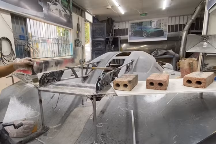 Siêu xe megcar Koenigsegg Jesko chỉ sử dụng khối động cơ xăng V8, tăng áp kép, dung tích 5.0 lít nhưng lại sản sinh ra công suất tối đa lên đến 1.603 mã lực nếu như chủ nhân đổ xăng nhiên liệu sinh học E85, còn nếu đổ xăng A98, công suất tối đa của Koenigsegg Jesko chỉ là 1.281 mã lực. Mô-men xoắn cực đại của Koenigsegg Jesko là 1.500 Nm.