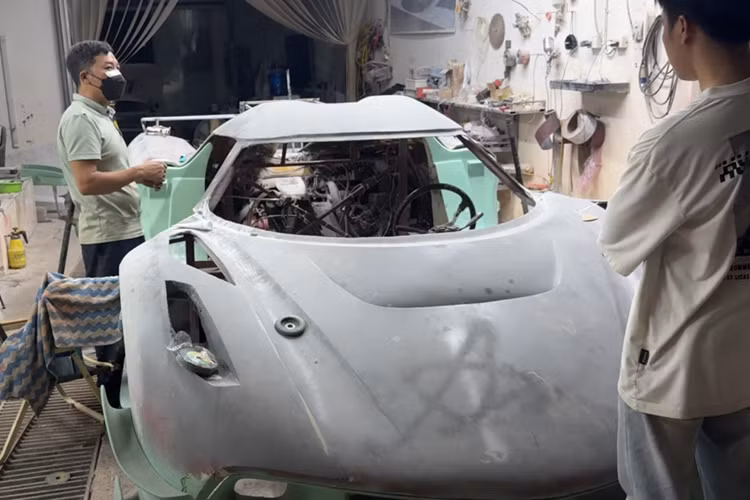 Toàn bộ sức mạnh của xe Koenigsegg Jesko sẽ được truyền đến hộp số 9 cấp mới có tên gọi Lightning Speed Transmission, nhờ đó, siêu phẩm này có thể tăng tốc từ vị trí xuất phát lên 100 km/h chỉ 2,5 giây trước khi lao đến con số tốc độ tối đa khủng khiếp lên đến 482 km/h.