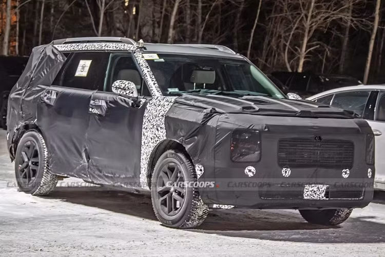  Hyundai Palisade thế hệ mới gần đây đã bị bắt gặp chạy thử nghiệm trên đường phố trong lớp nguỵ trang kín mít. Tuy nhiên, qua hình ảnh chụp trộm có thể thấy thiết kế của xe đã có sự thay đổi.
