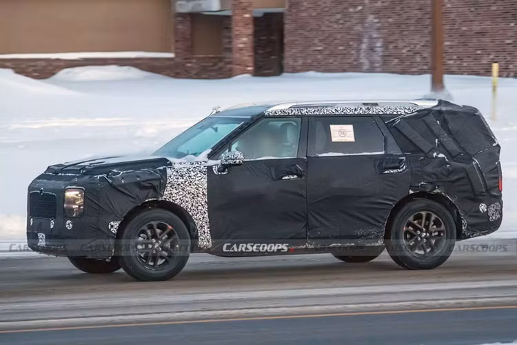 Mặc dù được nguỵ trang kín mít nhưng không khó để nhận ra thiết kế tổng thể của Hyundai Palisade 2025 mới vuông vắn hơn đáng kể. Phần đầu lẫn đuôi xe có thể quan sát được giao diện gần như vuông góc với mặt đất.
