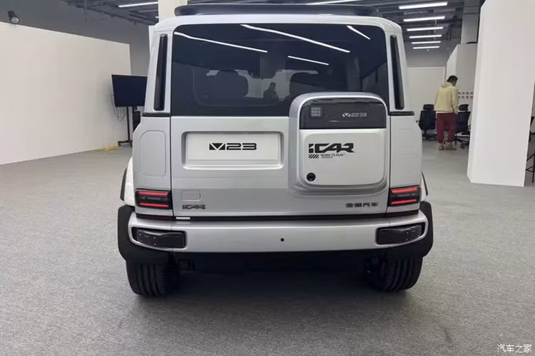 Về sức mạnh, chiếc xe Chery iCAR V23 chưa được bật mí hết các thông số, nhưng sẽ được xây dựng trên nền tảng kiến trúc mới và cung cấp các mẫu xe dẫn động cầu sau một động cơ và dẫn động bốn bánh động cơ kép và Pin CATL 80 độ.
