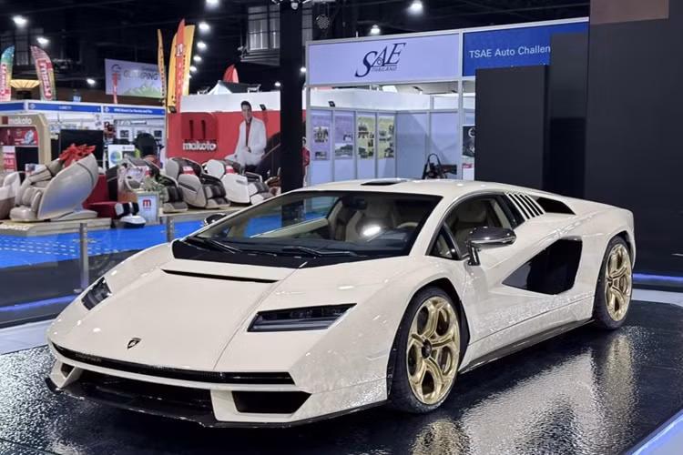 Tâm điểm của gian hàng trưng bày siêu xe tại triển lãm BIMS tại Thái Lan năm nay chính là “hoa hậu” Lamborghini Countach LPI 800-4 siêu hiếm thuộc sở hữu của một đại gia ở Thái Lan.