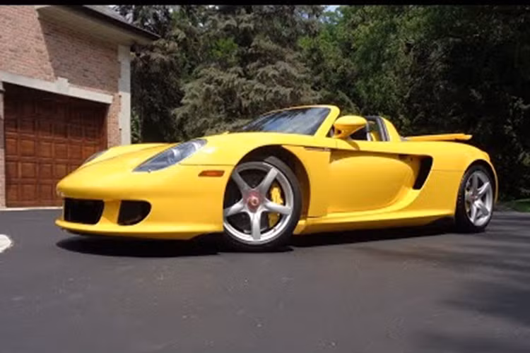 Phiên bản Porsche Carrera GT mới nhất với bánh xe Michelin có hai hợp chất cao su riêng biệt trên mặt lốp, được thiết kế để tối đa hóa lực kéo trong cả điều kiện lái xe ướt và khô, đảm bảo hiệu suất tối ưu trong mọi tình huống.
