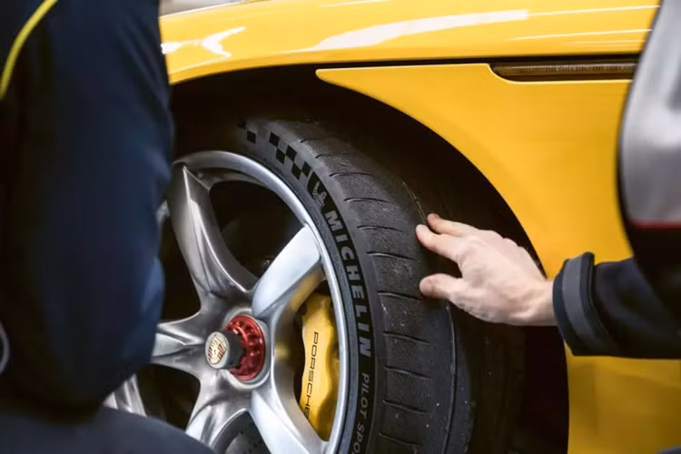 Quay trở lại quá khứ, thành công của Porsche Carrera GT ngoài sức tưởng tượng của hãng xe Đức, ngay đến cả sau này họ chỉ sản xuất ra đúng 1 xe hypercar là 918 Spyder, độ ảnh hưởng của nó không bằng Porsche Carrera GT, tuy nhiên, chiếc xe sử dụng hộp số sàn 6 cấp lại dính rất nhiều vụ tai nạn, nổi tiếng nhất là vụ việc khiến nam diễn viên Paul Walker ra đi mãi mãi.