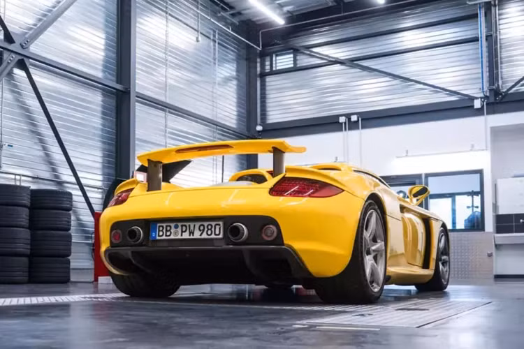 Trong bức thư gửi cho chủ sở hữu, Porsche không chỉ thông báo về bản sửa lỗi cho vấn đề hệ thống treo mà còn tiết lộ rằng mọi chiếc Carrera GT sẽ được trang bị lốp Michelin Pilot Sport Cup 2 mới, miễn phí.