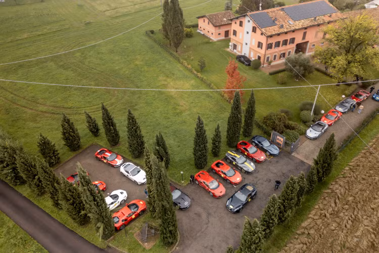 Đối với tất cả những người đam mê Ferrari tham gia, chuyến đi mang đến trải nghiệm độc đáo với các tuyến đường bao gồm các điểm dừng chân độc đáo.