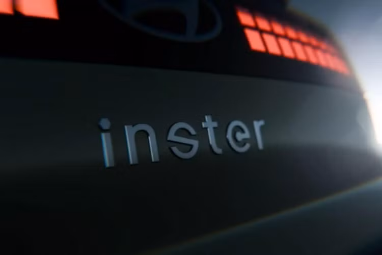 Dựa vào hình ảnh được chia sẻ có thể thấy, mẫu xe điện Hyundai Inster 2025 sở hữu dáng dấp nhỏ nhắn, đầu xe nổi bật với cụm đèn LED ban ngày dạng tròn cổ điển, đi cùng đèn xi-nhan dạng pixel khá hút mắt.