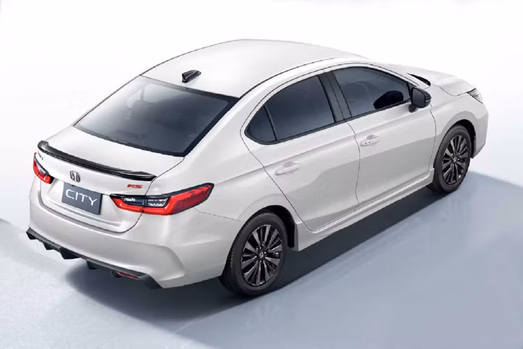Tuy rẻ hơn bản V nhưng bản S vẫn sở hữu nhiều thành phần như lưới tản nhiệt mạ chrome, đèn pha Halogen với tính năng tự động bật/tắt, đèn LED định vị ban ngày, đèn hậu LED, gương chiếu hậu chỉnh điện, đèn báo rẽ nằm trên chắn bùn trước và ăng ten vây cá sơn cùng màu thân xe.