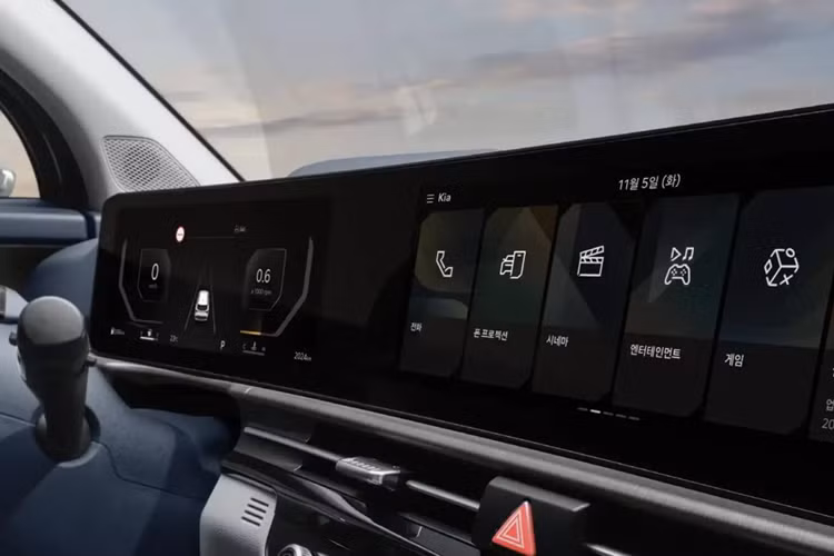Sportage 2025 mới trang bị tính năng phát hiện độ bám tay lái (HoD), vô lăng cảnh báo rung giúp thông báo các tình huống nguy hiểm bằng rung động. Trong số các mẫu xe Kia ra mắt tại Hàn Quốc, New Sportage là mẫu xe đầu tiên được trang bị camera cảnh báo người lái hướng về phía trước giúp theo dõi tình trạng của người lái.