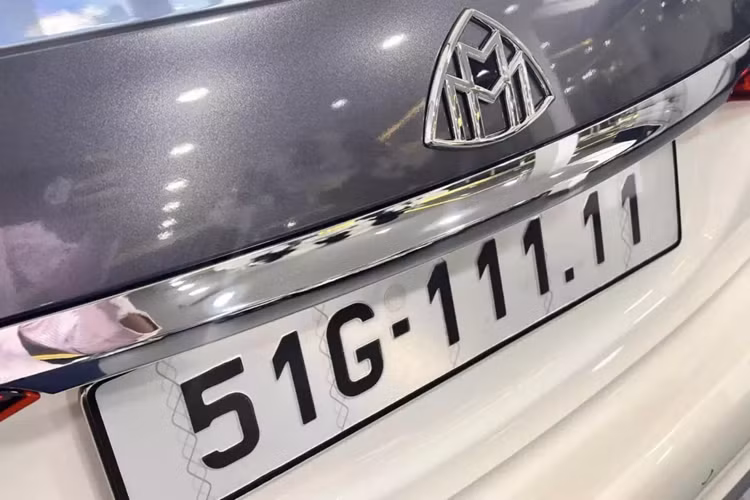 Ngay sau khi chi 8,2 tỷ đồng để mua chiếc xe siêu sang Mercedes-Maybach S450 4Matic đời mới, vị đại gia đã nhanh chóng làm các thủ tục định danh biển số 51G-111.11 từ chiếc xe Toyota Innova sang, mẫu xe siêu sang cực VIP của mình, giờ đây, có thể nói, biển lục quý 1 này đã tìm thấy đúng chủ nhân xứng tầm.
