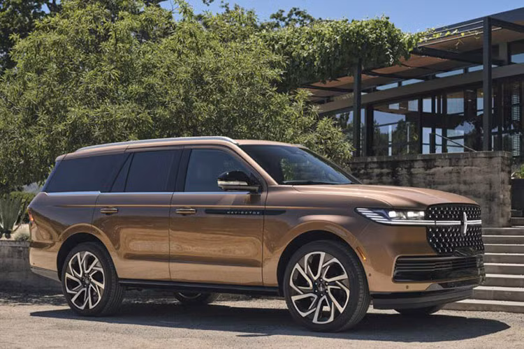 Mới đây, thương hiệu Lincoln đã hé lộ mẫu xe Navigator 2025. Mẫu xe Lincoln Navigator 2025 mới sẽ vẫn giữ nguyên động cơ EcoBoost V6 3.5 lít công suất 440 mã lực của mẫu cũ nhưng về một số trang bị công nghệ, mẫu xe này vẫn có nhữn điểm nâng cấp ấn tượng.