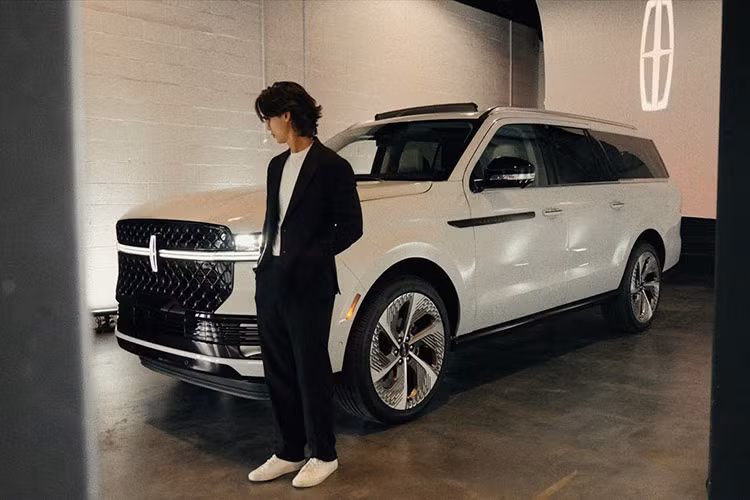 Mức giá xe Lincoln Navigator 2025 vẫn chưa được công bố nhưng được biết, những phiên bản mới này sẽ được bán ra vào mùa xuân năm tới. Tại thị trường Mỹ, xe sẽ cạnh tranh với Cadillac Escalade. Lincoln kỳ vọng phiên bản nâng cấp này sẽ vực dậy doanh số, tăng sức cạnh tranh.