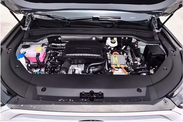 Động cơ có công suất tối đa 115 kW (154 mã lực) và mô-men xoắn cực đại 220 Nm trong khi động cơ điện tạo ra công suất 150 kW (201 mã lực) và 310 Nm. Thời gian tăng tốc 0 – 100 km/h là 7 giây.