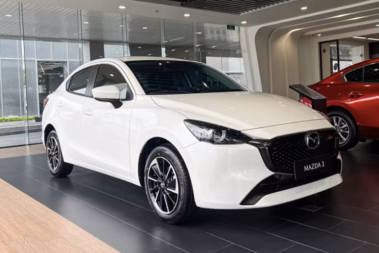Cụ thể, mức giá xe Mazda2 bản 1.5 AT tiêu chuẩn sau ưu đãi chỉ còn 408 triệu đồng, giảm 22 triệu đồng.