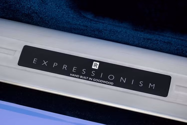 Bên cạnh đó là vô lăng bọc da màu Tím Silk, mặt đồng hồ màu tím và các chi tiết ốp gỗ Obsidian Ayous. Thiết kế bên ngoài của chiếc Rolls-Royce Phantom Extended 2024 mới lấy cảm hứng từ “bầu không khí của một vịnh biển dưới bầu trời đêm”.