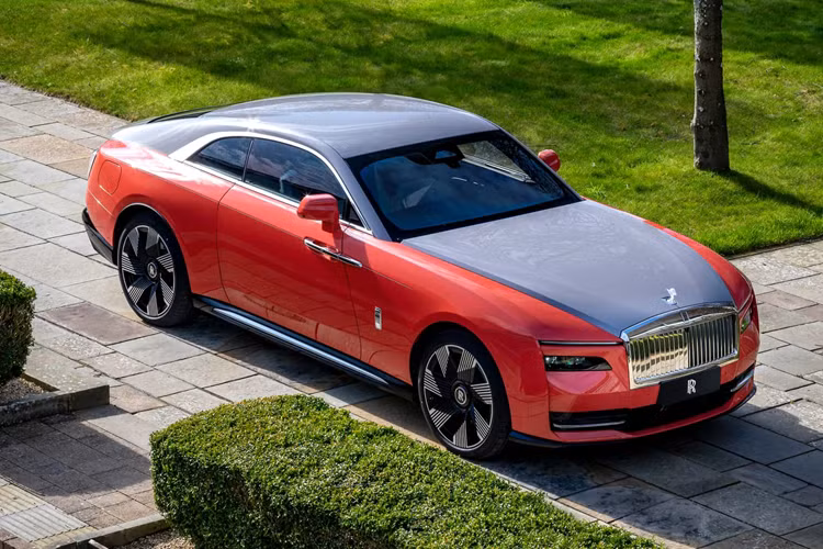 Rolls-Royce Ghost Extended Expressionism 2024 mới cũng có bánh xe 21 inch với trung tâm màu xám Orbit Grey và các đường sọc nhỏ màu xanh Lime Green. Đi kèm với đó là bộ lốp có sọc trắng nổi bật.