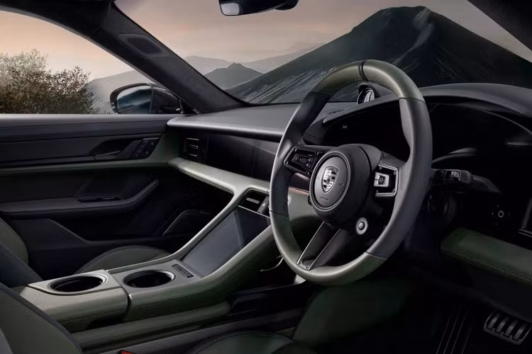 Đúng như tên gọi, xanh lục được chọn làm màu chủ đạo cho chiếc Porsche Taycan Turbo S độc bản này. Màu sơn trên xe pha trộn từ 2 loại sơn Chromaflair là xanh lục lam Urban Bamboo và tím lục Shifting Carbon. Porsche cho biết quá trình pha trộn này cần một năm để phát triển và 80 giờ để hoàn thiện thủ công thì mới đạt được kết quả ưng ý.