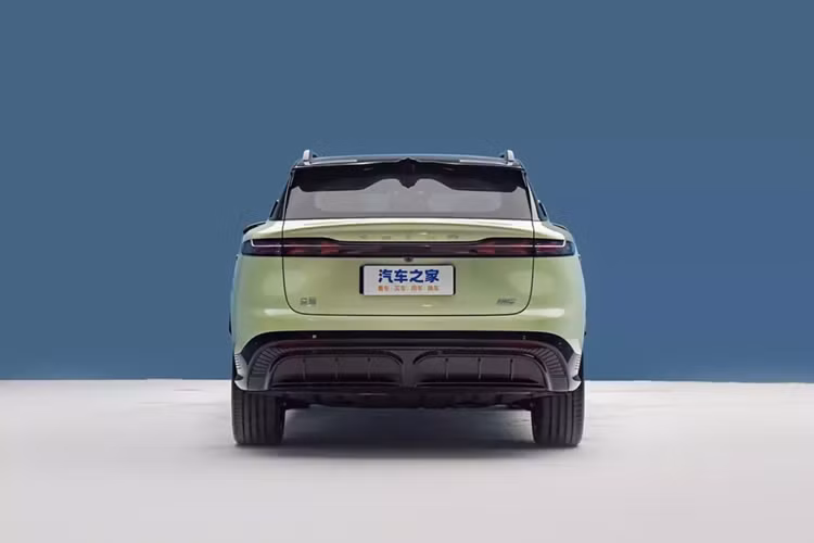 Voyah Zhiyin ra mắt vào ngày 5/8 với bốn phiên bản xe, nhưng giá vẫn chưa được tiết lộ. Đây là mẫu xe Voyah đầu tiên được thiết kế như một chiếc xe toàn cầu và nhấn mạnh mong muốn của thương hiệu này là thâm nhập nhiều thị trường nước ngoài hơn.