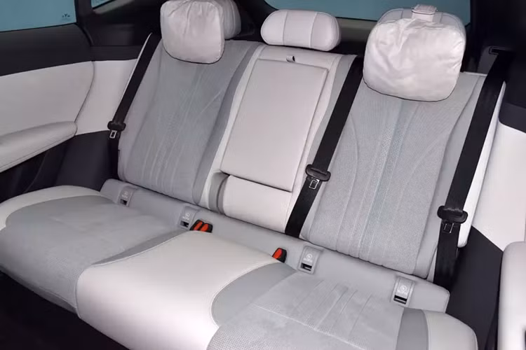 Các đường gân ở bên hông thân xe rất thú vị, trên ốp cửa có nhiều đường gân, bánh sau thiết kế giả rộng rất thể thao. Chiếc xe SUV điện Voyah Zhiyin có mui xe màu đen phía trên đường viền cửa sổ và cũng có giá để đồ trên nóc xe. Ở phía sau là một tấm chắn bùn khá lớn, nhưng cũng vậy, cửa sau có vẻ khá cao.