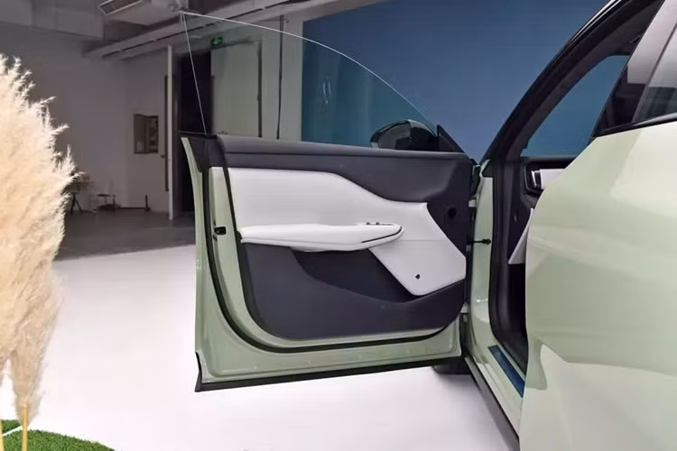 SUV điện Voyah Zhiyin có kích thước bao gồm chiều dài, chiều rộng và chiều cao lần lượt sẽ là 4.725 mm, 1.900 mm và 1.636 mm và chiều dài cơ sở là 2.900 mm. Trọng lượng không tải của các phiên bản xe Voyah Zhiyin sẽ là 2.099, 2.145 và 2.227 kg.