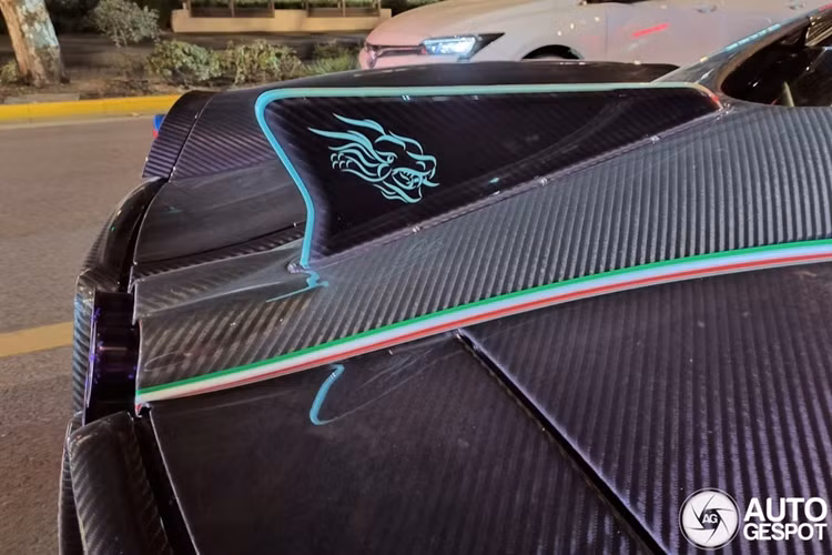 Nội thất của Pagani Huayra Dinastia Yazi cũng sở hữu phối màu xanh Turquoise và đen, đi kèm các chất liệu cao cấp như Alcantara và sợi carbon.