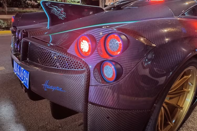 Pagani Huayra Dinastia vẫn được trang bị khối động cơ V12 twin-turbo 6.0L của AMG, công suất 740 mã lực và mô-men xoắn 1.000 Nm.
