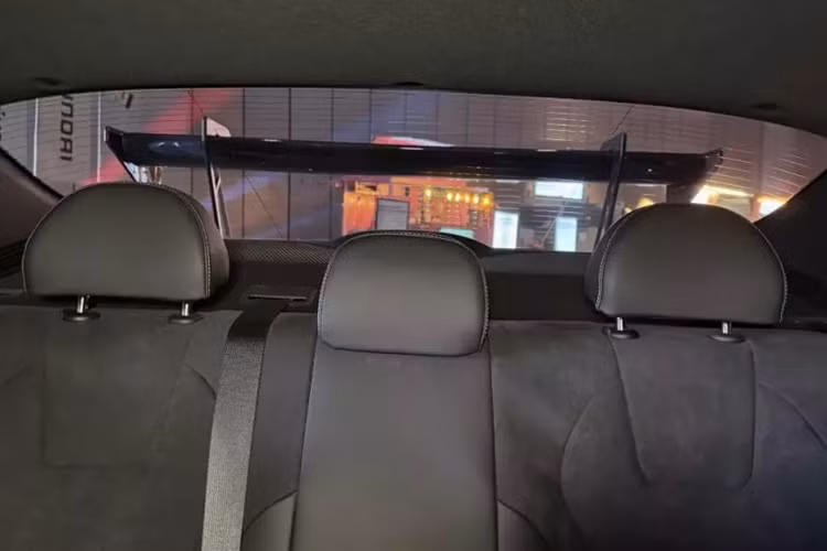 Bên trong, vô lăng bọc Alcantara với biển báo hiệu Performance Blue của Hyundai được kết hợp với dây an toàn phù hợp và huy hiệu TCR Edition rải rác. Những điểm nhấn này tạo thêm nét tinh tế, nhưng ngoài ra, đây là lãnh thổ Elantra N tiêu chuẩn.