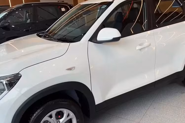 Động cơ đi với hộp số tự động biến thiên vô cấp giả lập 8 cấp số. Trong khi đó, tùy chọn hộp số sàn 6 cấp đã bị loại bỏ. Xe có 3 chế độ lái là Normal/Eco/Sport và 3 chế độ địa hình Snow/Mud/Sand.