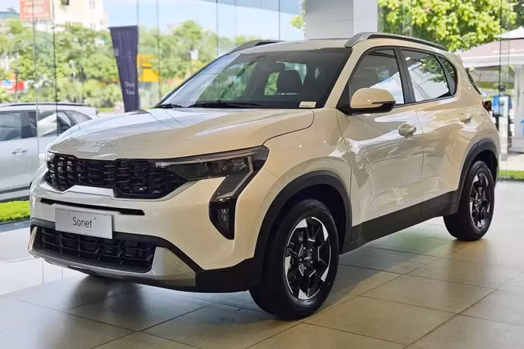 Vào hôm 8/6/2024 vừa qua, nhà phân phối THACO đã chính thức giới thiệu phiên bản nâng cấp giữa vòng đời của dòng xe Kia Sonet ở thị trường Việt Nam. Đến nay, những chiếc Kia Sonet 2024 mới nhất đã ồ ạt về đại lý.