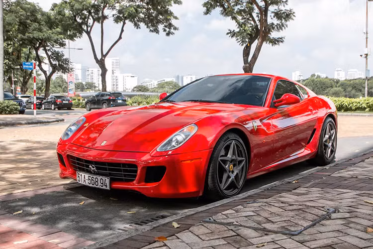 Động cơ kết hợp cùng hộp số 6 cấp, nhờ đó, Ferrari 599 GTB Fiorano mất khoảng thời gian 3,7 giây để tăng tốc lên 100 km/h từ vị trí xuất phát trước khi đạt vận tốc tối đa 330 km/h. Siêu xe này đã được trang bị ống xả độ Frequency Intelligent Exhaust (FI) trị giá hàng trăm triệu đồng.