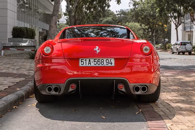 Cụ thể câu chuyện xảy ra vào năm tháng 1/2021, lúc này chiếc siêu xe Ferrari 599 GTB Fiorano bị bắt gặp xuất hiện tại 1 showroom siêu xe ở TP HCM. Thời điểm này ông Đặng Lê Nguyên Vũ bán đi khá nhiều siêu xe, và chiếc "ngựa chồm" độc nhất tại Việt Nam thời đó cũng bị thanh lý.