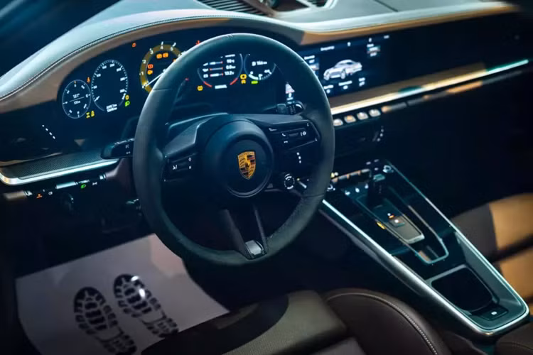 Mức giá xe Porsche 911 Turbo S 992 đã có 2 lần được đại lý chính hãng điều chỉnh tại Việt Nam, lần đầu là báo giá 15,79 tỷ đồng, đã tăng 490 triệu đồng so với giả khởi điểm công bố.