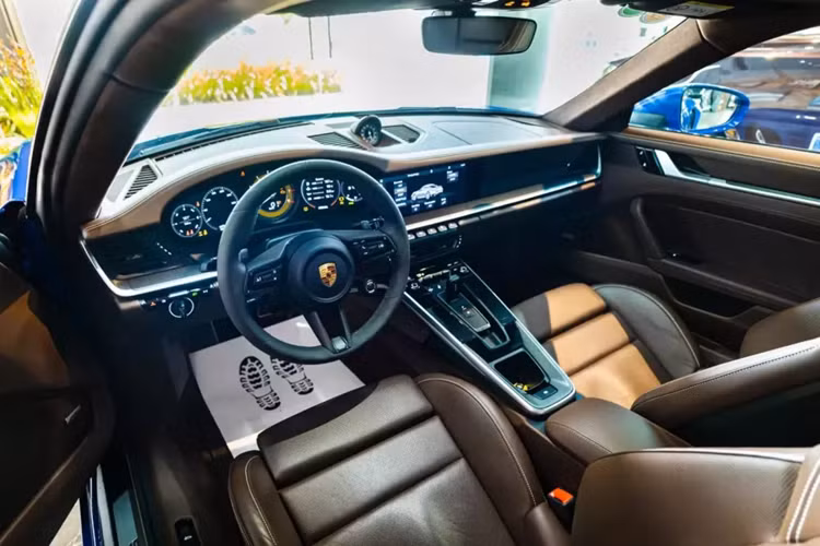 So với thế hệ trước, chiếc xe thể thao tốc độ Porsche 911 Turbo S thế hệ 992 vẫn được trang bị khối động cơ 6 xy-lanh, dung tích 3.8 lít, tăng áp kép, nhưng sản sinh ra công suất tối đa 640 mã lực và mô-men xoắn cực đại 800 Nm.