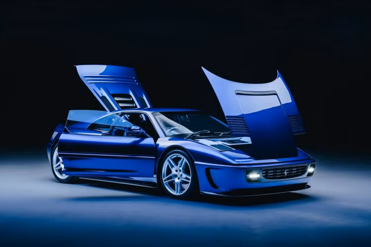Được thiết kế để mang lại “trải nghiệm lái đỉnh cao”, chiếc xe Ferrari F355 của Evoluto có diện mạo hoài cổ tương tự những mẫu xe nguyên bản nhưng có thân xe bằng sợi carbon hoàn toàn mới từ Callum Designs.