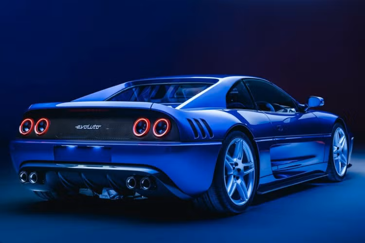 Xe cũng được trang bị hệ thống phanh Brembo có cùm phanh bốn và sáu piston cũng như các miếng đệm và đường nâng cấp. Khách hàng cũng có thể nâng cấp lên phanh gốm carbon tùy chọn.