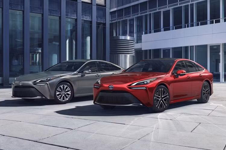 Ra mắt từ năm 2014, mẫu xe Toyota Mirai của Nhật Bản là bước đột phá mới khi trang bị công nghệ pin nhiên liệu hydro, thay thế cho cơ chế hybrid hoặc động cơ điện.