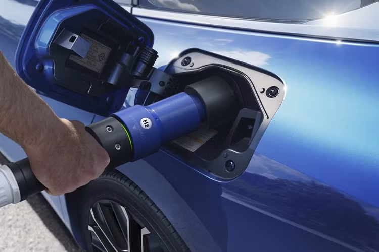 Đi kèm là 3 bình nhiên liệu hydro với dung tích tối đa 142 L. Người dùng chỉ mất 5 phút để nạp đầy bình tại những trạm bơm chuyên dụng.