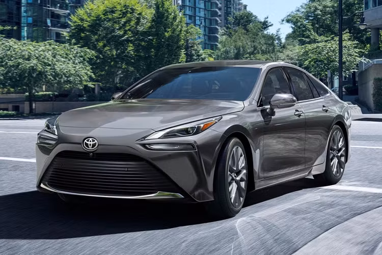Toyota Mirai 2024 mới được bổ sung thêm màu sơn bạc Elemental Silver cùng logo "Beyond Zero" trên tất cả các phiên bản.