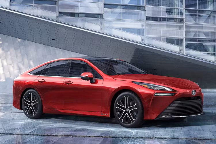 Mẫu sedan này có khả năng tăng tốc 0-97 km/h trong 9,2 giây. Mức tiêu thụ nhiên liệu quy đổi của Mirai XLE và Mirai Limited lần lượt là 3,17 L/100 km và 3,62 L/100 km.