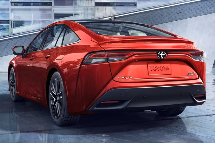 Đối với những chiếc Mirai đời 2023, Toyota mang đến ưu đãi miễn phí nhiên liệu cho những khách hàng nào mua hoặc thuê xe cho đến hết tháng 3 năm nay.
