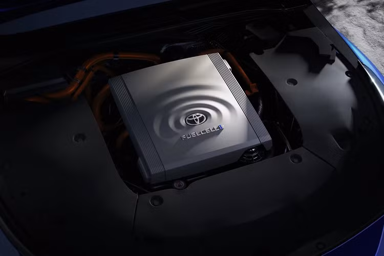 Toyota Mirai vẫn được trang bị hệ thống pin nhiên liệu Toyota (TCFS) công suất 128 kW, động cơ điện 182 mã lực cùng mô-men xoắn 300 Nm.