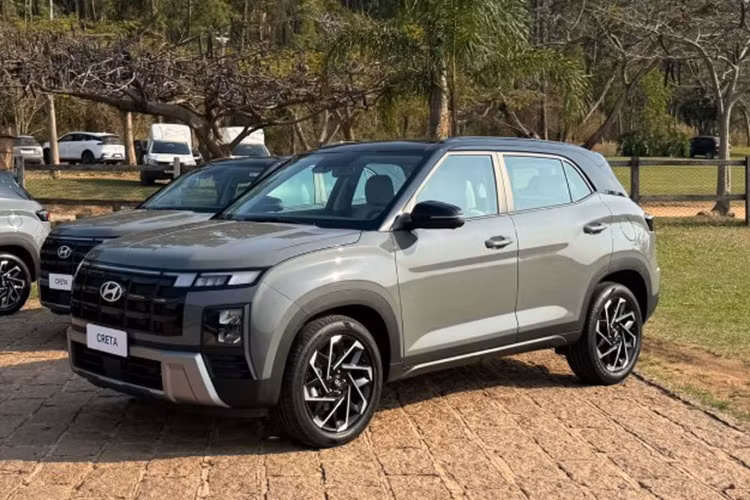 Ở phiên bản mới, mẫu SUV cỡ B mang thương hiệu Hàn Quốc được nâng cấp đáng kể về thiết kế. Phần đầu xe Hyundai Creta 2025 mới gây ấn tượng với lưới tản nhiệt cỡ lớn Parametric Jewel, đi kèm dải đèn LED định vị ban ngày ở phía trên.