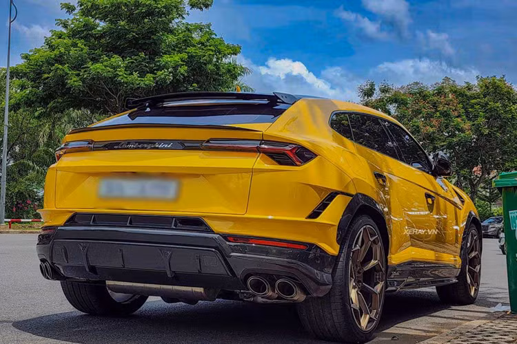 Bên cạnh các chế độ lái quen thuộc như Strada, Sport và Corsa, xe còn có thêm chế độ lái Rally mới, hứa hẹn sẽ làm hài lòng những khách hàng muốn khám phá khả năng vượt trội của Lamborghini Urus Performante.