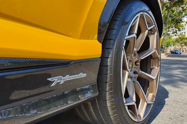 Chiếc Lamborghini Urus Performante của vợ chồng Đoàn Di Băng được trang bị động cơ xăng V8 tăng áp kép, dung tích 4,0 lít giống như bản tiêu chuẩn. Tuy nhiên, Lamborghini đã tinh chỉnh động cơ này để nâng công suất tối đa lên 657 mã lực và mô-men xoắn cực đại 850 Nm.