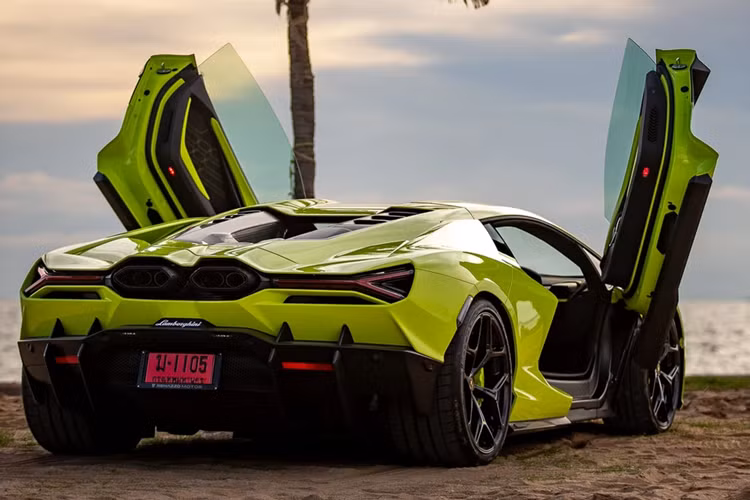 Dự kiến siêu xe Lamborghini Revuelto hybrid đầu tiên cũng sẽ ra mắt thị trường Việt từ tháng 3/2024 với giá bán 43,99 tỷ đồng, đắt hơn Thái Lan.