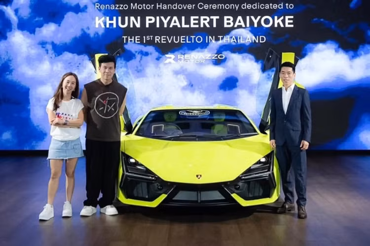 Chiếc Lamborghini Revuelto đầu tiên tại Thái Lan sở hữu màu sơn xanh Verde Scandal khá lạ mắt, đi cùng bộ mâm thể thao Altanero màu đen, kích thước 21 inch ở phía trước và 22 inch ở phía sau. Ở ngoại thất, một số chi tiết của xe vẫn giữ nguyên chất liệu tổng hợp màu đen mờ thay vì nâng cấp với sợi carbon.