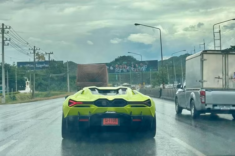 Revuelto cũng được trang bị gói hệ thống an toàn lần đầu xuất hiện trên một siêu xe Lamborghini với những công nghệ như màn quan sát và cảnh báo điểm mù, cảnh báo chệch làn, Cruise Control và cảnh báo va chạm sau.